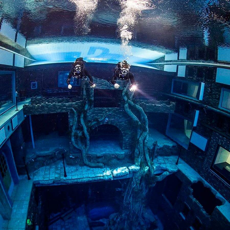 Dubai abre la piscina de buceo más profunda del mundo rompiendo el récord.