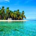 Aguas cristalinas y vida marina en la isla de San Blas, Panamá