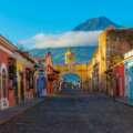 Ciudades coloniales y paisajes volcánicos en Antigua Guatemala